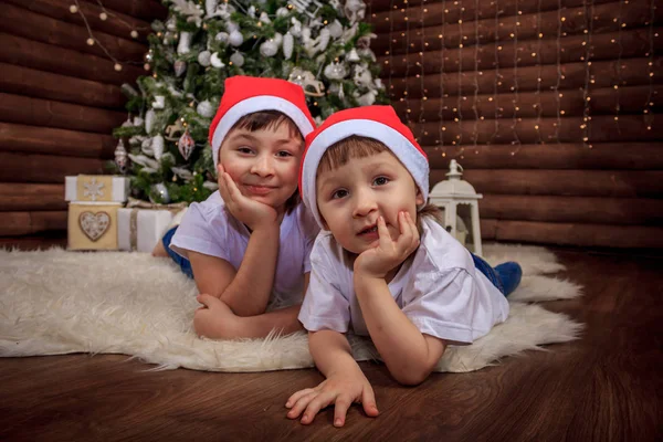 Dva Roztomilý Chlapec Bratři Gauči Sobě Santa Klobouky Dva Bratři — Stock fotografie