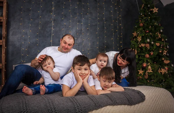 Gran Familia Feliz Unida Mesa Festiva Cerca Del Árbol Navidad — Foto de Stock