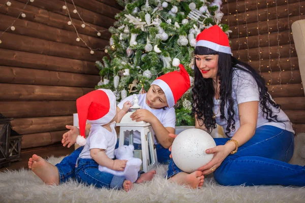 Boas Festas Criança Bonito Encontrou Muitos Presentes Sob Árvore Natal — Fotografia de Stock