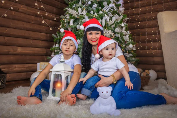 Felices Fiestas Lindo Niño Encontró Muchos Regalos Bajo Árbol Navidad — Foto de Stock