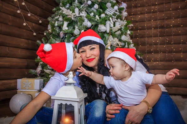 Frohe Feiertage Nettes Kleines Kind Fand Viele Geschenke Unter Dem — Stockfoto