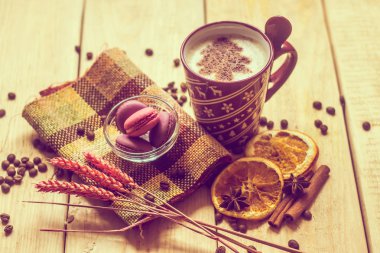 bir yeni yıl desenli kahve fincan. Noel ağacı, tarçın bir fincan kahve ile yapılmış. iyi yeni yıl ruhu. Yeni yıl ve Noel. Kutlama.