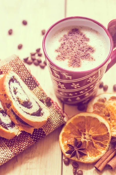 Kopje Koffie Met Een Patroon Van Nieuwjaar Kerstboom Gemaakt Van — Stockfoto