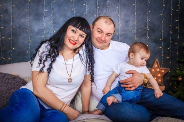 Anne oğlu ile bir yatağa otur. Aile fotoğrafı. Küçük çocuk