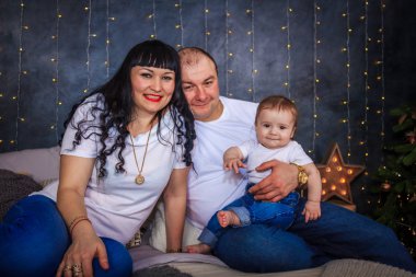 Anne oğlu ile bir yatağa otur. Aile fotoğrafı. Küçük çocuk