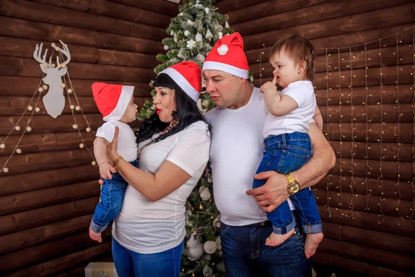 Familie Buurt Van Kerstboom Ouders Met Kinderen Boom Nieuwjaar Magische — Stockfoto