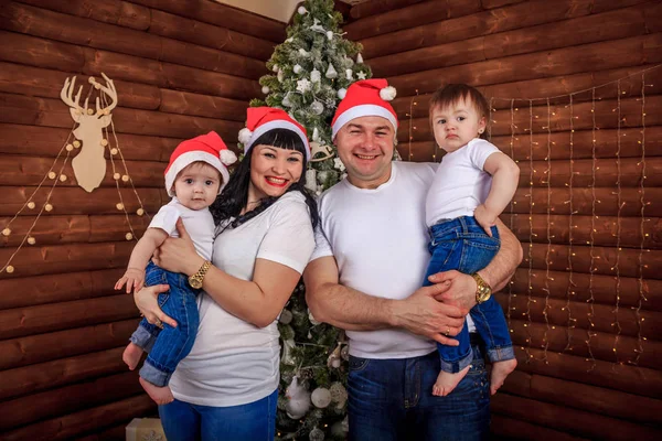 Familie Buurt Van Kerstboom Ouders Met Kinderen Boom Nieuwjaar Magische — Stockfoto