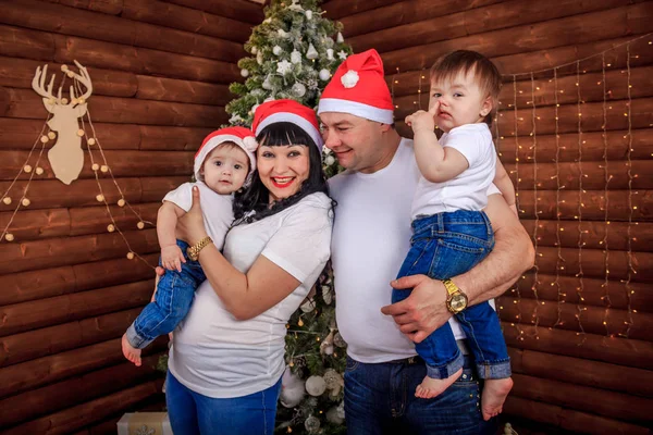 クリスマス ツリーの近くに家族 木の子供を持つ親です 新しい年 魔法の時間 メリークリスマス — ストック写真