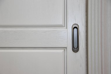 Karanlık tanıtıcı kabine beyaz cephesinde. Mobilya parçaları. Açık ve kabine yakın.