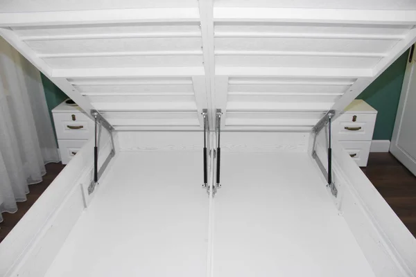 Большая Кровать Белого Дуба Подъемным Механизмом Кровать Подъемным Механизмом Светлая — стоковое фото