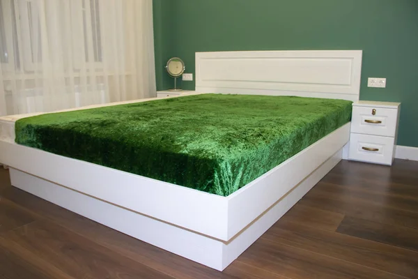 Большая Белая Кровать Спальне Интерьер Спальни Зелёная Спальня — стоковое фото