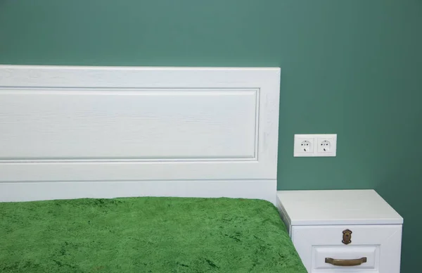 Cama Branca Grande Quarto Interior Quarto Branco Quarto Verde — Fotografia de Stock