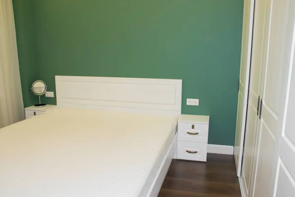 寝室には大きな白いベッド 寝室のインテリア 白緑の寝室 — ストック写真