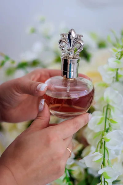 女性の香水の美しい香水ボトルの香り キャラメル色の香水 — ストック写真