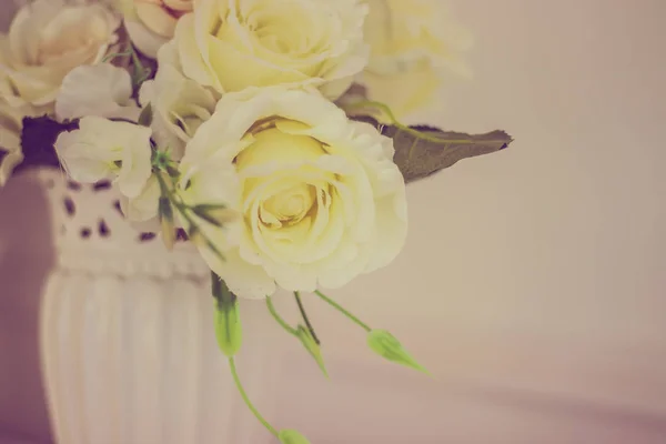 花瓶に白いバラの結婚式の花束 結婚式の装飾 ホワイトローズ結婚式の属性 — ストック写真