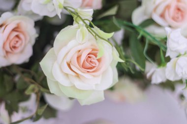 Vazodaki beyaz güllerden düğün buketi. Düğün süsleri. Beyaz Gül. Düğün Özellikleri