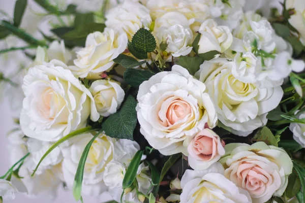 Esküvői Csokor Fehér Rózsa Vázában Esküvői Dekoráció Fehér Rózsa Esküvői — Stock Fotó
