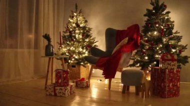 Noel oda Hd video dekore edilmiştir. Noel ağacı ve hediyeler. Parıldayan garland. Mutlu Noeller ve mutlu yeni yıl