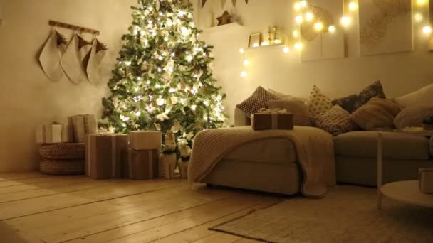 Dekoriert Weihnachtszimmer Video Weihnachtsbaum Und Geschenke Flirrende Girlanden Frohe Weihnachten — Stockvideo