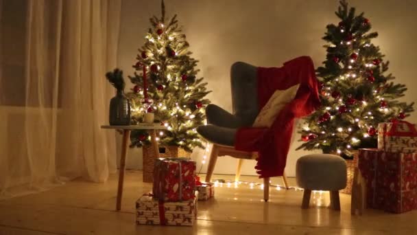 Decorado Habitación Navidad Vídeo Árbol Navidad Regalos Guirnalda Brillante Feliz — Vídeo de stock