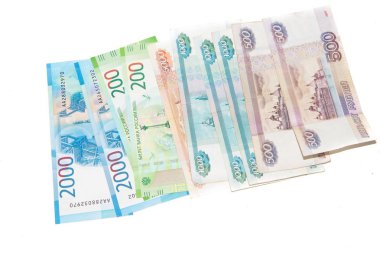 Beyaz bir arka plan üzerinde Rus parası. İş ve finans. Rus kağıt para