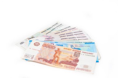 Beyaz bir arka plan üzerinde Rus parası. İş ve finans. Rus kağıt para