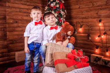 İki kardeş Noel ağacının altında oturuyorsun. Yeni yıl büyü. Çocuklar tatilde. Aile tatil yeni yıl. Mutlu Noeller