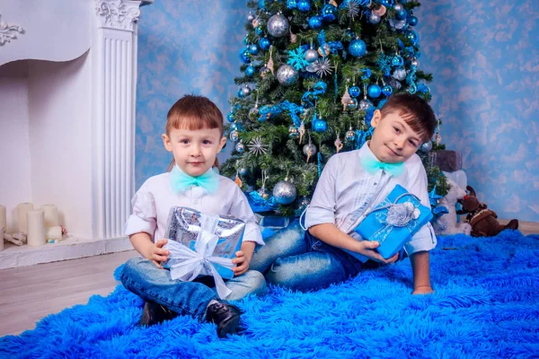 Dva Bratři Sedí Pod Vánoční Stromeček Nový Rok Kouzlo Dovolená — Stock fotografie