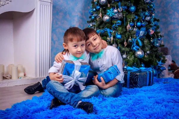 Dois Irmãos Estão Sentados Debaixo Árvore Natal Magia Ano Novo — Fotografia de Stock