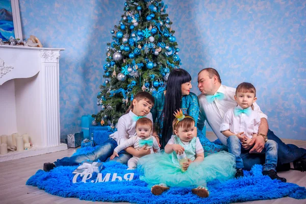 Büyük Bir Aile Yılbaşı Ağacının Etrafında Toplandı Mutlu Noeller Mutlu — Stok fotoğraf