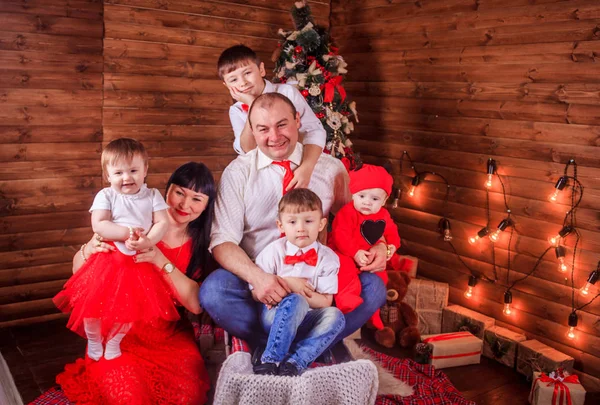 Eine Große Familie Hat Sich Den Neujahrsbaum Versammelt Frohe Weihnachten — Stockfoto