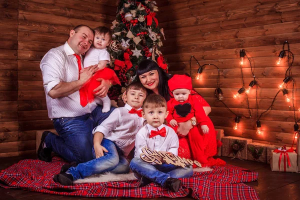Une Grande Famille Est Rassemblée Autour Arbre Nouvel Joyeux Noël — Photo