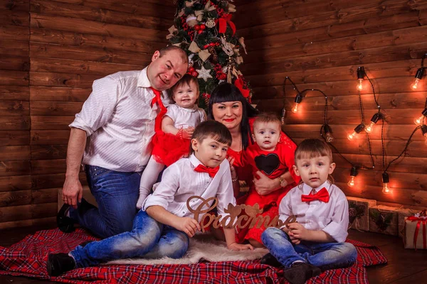 Uma Grande Família Reuniu Torno Árvore Ano Novo Feliz Natal — Fotografia de Stock