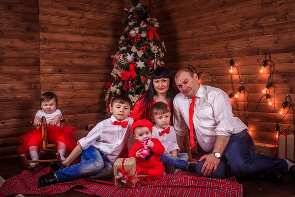 Stor Familj Samlades Runt Nyår Trädet God Jul Och Gott — Stockfoto
