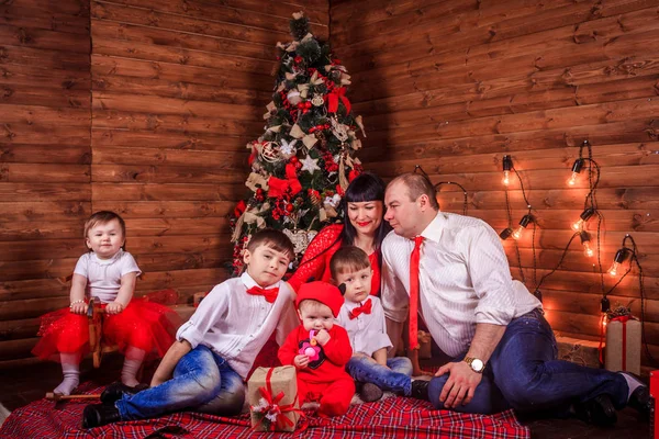 Eine Große Familie Hat Sich Den Neujahrsbaum Versammelt Frohe Weihnachten — Stockfoto