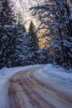 Karlı akşam yol. Kış Masalı yolda. Kışın araba ile seyahat