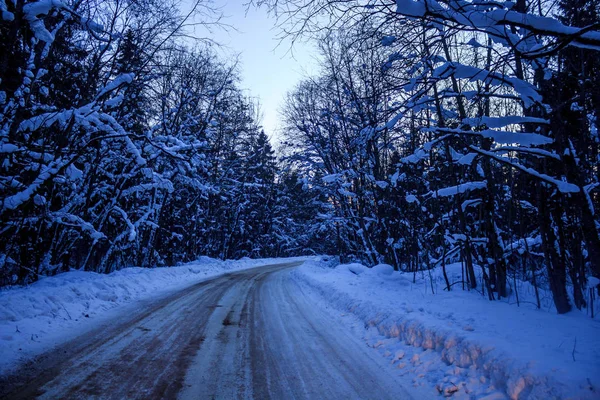 Besneeuwde Avond Weg Verhaal Van Winter Weg Reizen Met Auto — Stockfoto