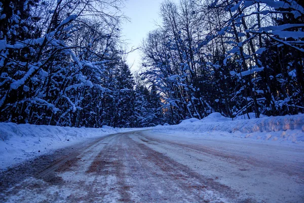 Verschneite Abendstraße Wintermärchen Unterwegs Anreise Mit Dem Auto Winter — Stockfoto