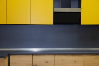 Ahşap sarı mutfak. Mutfak interier. Ahşap kutular ve raflar ile plastik cephede. Sergi Mobilya Mağazası örneğinde. Kasım 2018 Saint-Petersburg, Rusya Federasyonu