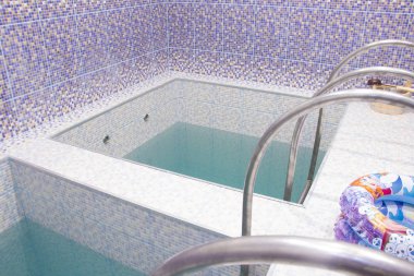 Binada küçük havuzudur. Havuza iniş. Kare Yüzme Havuzu. Rusya, Leningrad bölge, köy Troiskovitsy Sauna başka 23 Kasım 2018.