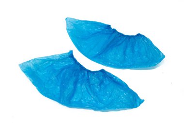 Beyaz bir arka plan üzerinde mavi galoş. Temiz bina kapalı ayakkabı kir taşımaz