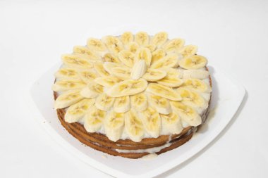 Muzlu Kek beyaz bir arka plan üzerinde bisküvi. Yoğunlaştırılmış süt soslu tatlı kek. Ekmek yapım ürünleri