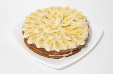 Muzlu Kek beyaz bir arka plan üzerinde bisküvi. Yoğunlaştırılmış süt soslu tatlı kek. Ekmek yapım ürünleri