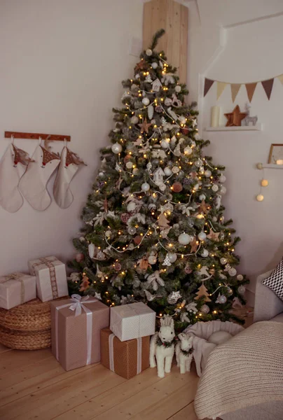 新年の明るいリビング ルームの雰囲気 部屋の装飾 ホームお祭りの快適さ メリークリスマス — ストック写真