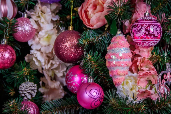 Ροζ Χριστουγεννιάτικες Μπάλες Για Χριστουγεννιάτικο Δέντρο Χριστουγεννιάτικο Δέντρο Διακόσμηση Πρωτοχρονιά — Φωτογραφία Αρχείου