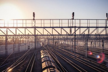 gün batımı toplu taşıma, tren. insan ve yük taşıma aracı. Şehirler ve ülkeler çevresinde seyahat