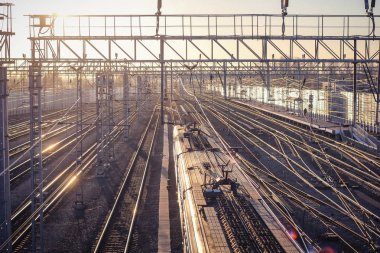 gün batımı toplu taşıma, tren. insan ve yük taşıma aracı. Şehirler ve ülkeler çevresinde seyahat