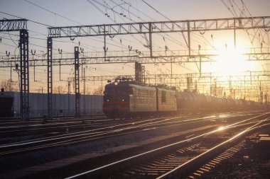 gün batımı toplu taşıma, tren. insan ve yük taşıma aracı. Şehirler ve ülkeler çevresinde seyahat