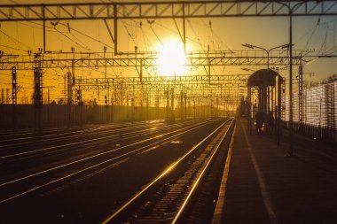 gün batımı toplu taşıma, tren. insan ve yük taşıma aracı. Şehirler ve ülkeler çevresinde seyahat