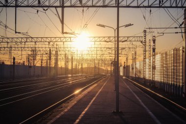 gün batımı toplu taşıma, tren. insan ve yük taşıma aracı. Şehirler ve ülkeler çevresinde seyahat